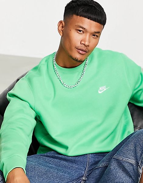 Nike – Club – Sweatshirt in Grün mit Rundhalsausschnitt günstig online kaufen