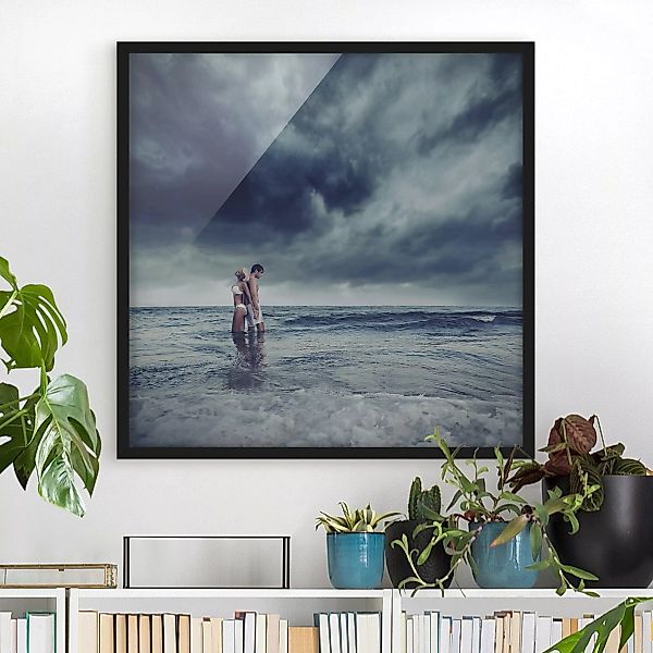 Bild mit Rahmen Portrait - Quadrat Lovers And The Sea günstig online kaufen