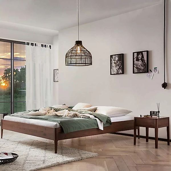 Niedriges Bett Nussbaum massiv in modernem Design 38 cm Einstiegshöhe günstig online kaufen