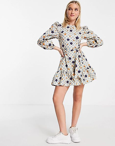 Glamorous – Minikleid mit Bindegürtel, schwingendem Rock und Blumen-Karomus günstig online kaufen