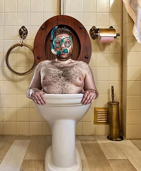 Papermoon Fototapete »Mann in Toilette« günstig online kaufen