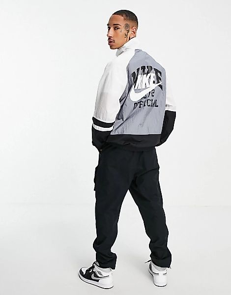 Nike – Collegiate – Trainingsjacke mit Rückenprint in Schwarz und Grau günstig online kaufen