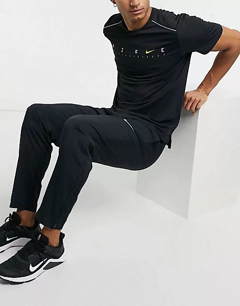 Nike – Running – Gewebte Jogginghose in Schwarz günstig online kaufen