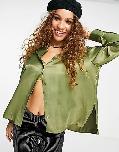Bershka – Oversized-T-Shirt aus Satin in Khaki-Grün günstig online kaufen
