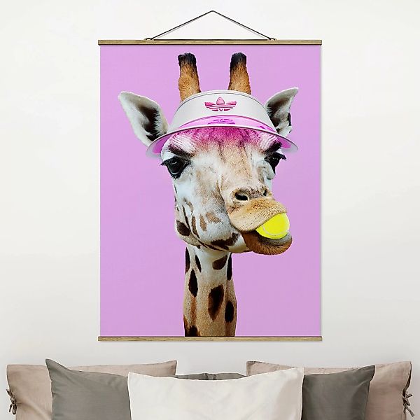 Stoffbild Tiere mit Posterleisten - Hochformat Giraffe beim Tennis günstig online kaufen