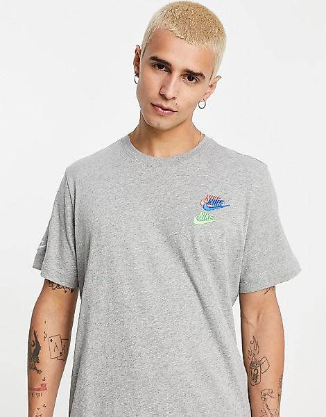 Nike – Essentials+ – T-Shirt mit mehreren Logos in Grau günstig online kaufen