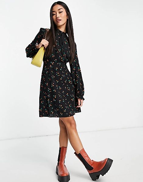 New Look – Mini-Hängerkleid in Schwarz mit Bindeband am Ausschnitt und Kirs günstig online kaufen