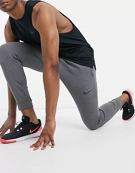 Nike Training – Dry – Schmal zulaufende Fleece-Jogginghose in Dunkelgrau günstig online kaufen