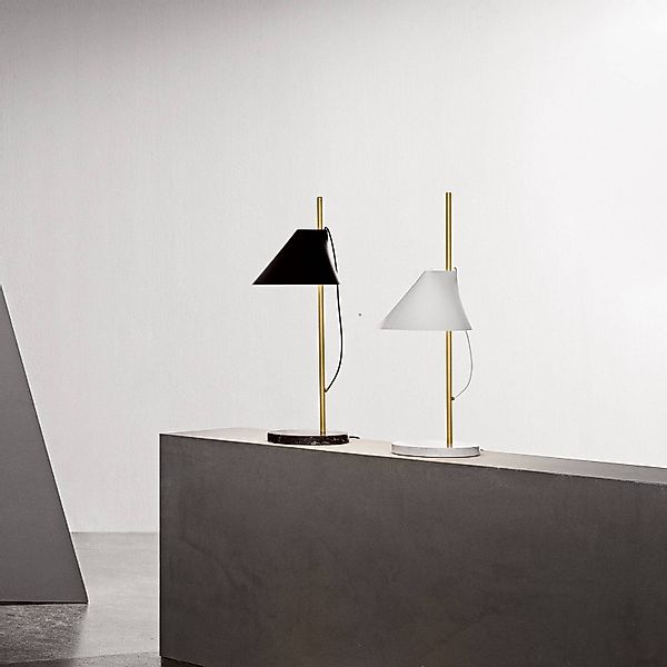 Louis Poulsen Marmor-Tischlampe Yuh Brass, weiß günstig online kaufen