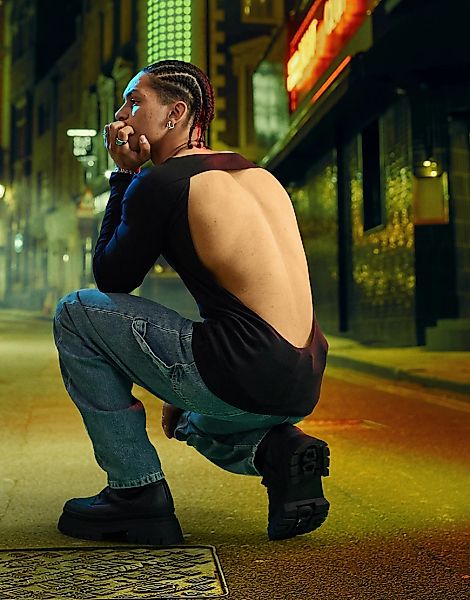 ASOS DESIGN – Langärmliges Muskelshirt in Schwarz mit Rückenausschnitt günstig online kaufen