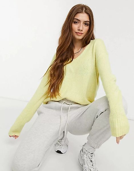 JDY – Weicher, gerippter Pullover in Blassgelb mit V-Ausschnitt günstig online kaufen