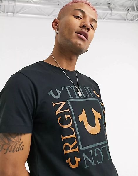 True Religion – T-Shirt mit Rundhalsausschnitt und eckigem Logo-Grau günstig online kaufen