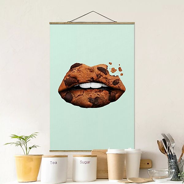 Stoffbild Küche mit Posterleisten - Hochformat Lippen mit Keks günstig online kaufen