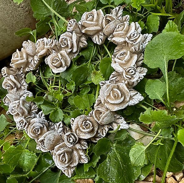 Radami Gartenfigur Grabschmuck Rosenblüten Rosenkranz Rosenherz günstig online kaufen