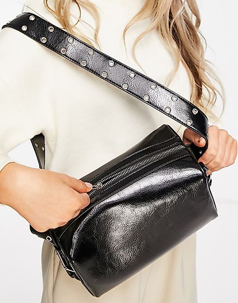 Glamorous – Kastige Tasche in Schwarz lackiert mit nietenbesetztem Tragerie günstig online kaufen