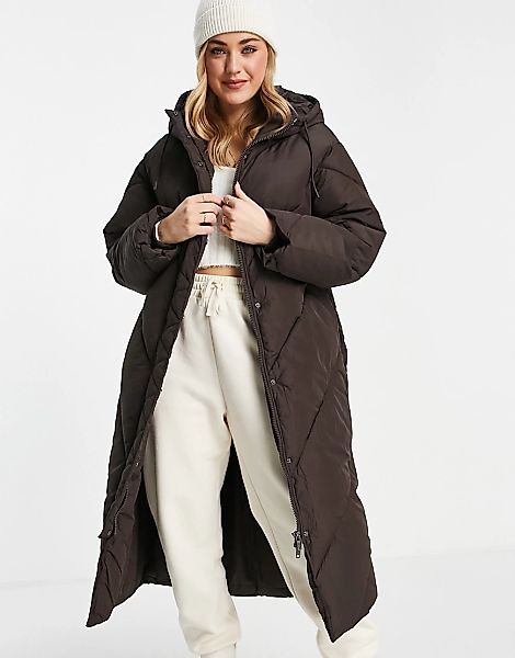 Monki – Wattierter Mantel mit Kapuze aus recyceltem Material in Braun günstig online kaufen
