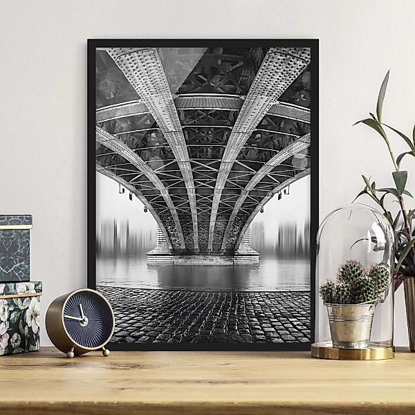 Bild mit Rahmen Architektur & Skyline - Hochformat Under The Iron Bridge günstig online kaufen