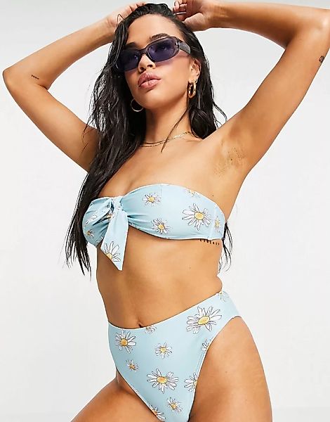 Playful Promises – Bikiniunterteil in Blau mit hohem Bund und Gänseblümchen günstig online kaufen