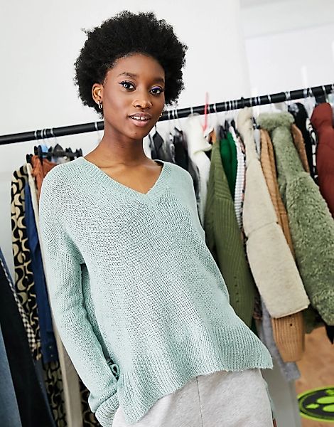 Brave Soul – Quartz – Pullover in Salbeigrün mit V-Ausschnitt und Stufensau günstig online kaufen