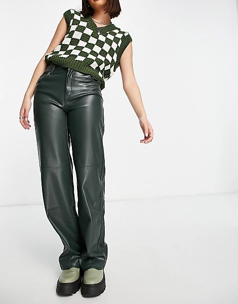 Bershka – Hose aus Kunstleder in Grün mit geradem Schnitt günstig online kaufen