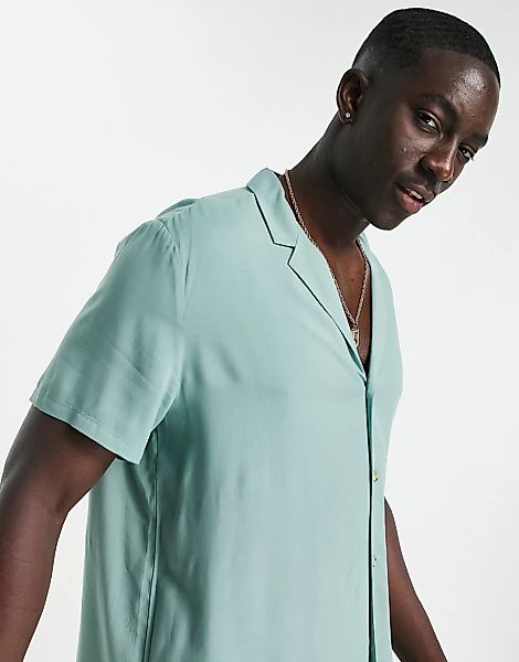 ASOS DESIGN – Locker geschnittenes Viskose-Hemd mit Reverskragen in hellem günstig online kaufen