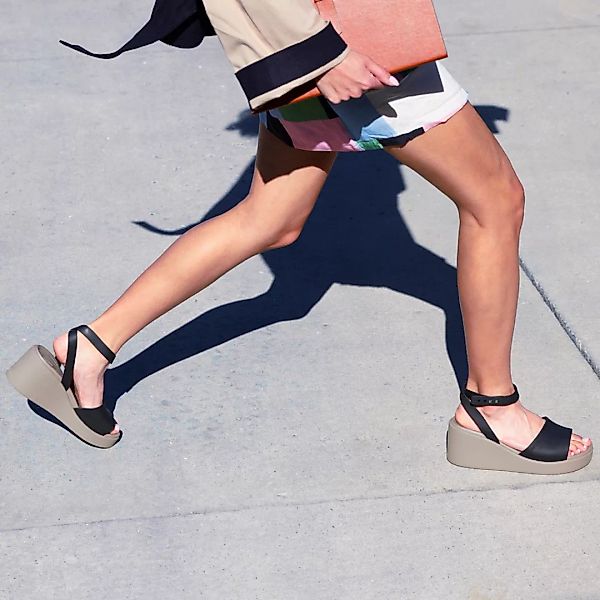 Crocs Brooklyn Ankle Strap Wedge Keilsandalette, günstig online kaufen