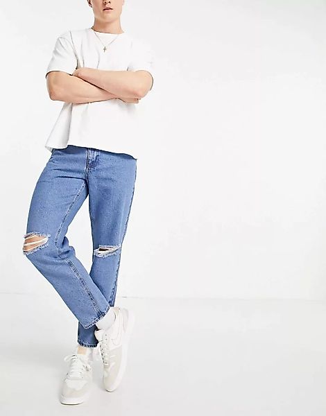 ASOS DESIGN – Klassische, feste Jeans in flachem Mittelblau mit Zierrissen günstig online kaufen