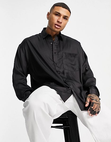 ASOS DESIGN – Oversize-Satinhemd in Schwarz mit nach hinten abfallendem Sau günstig online kaufen