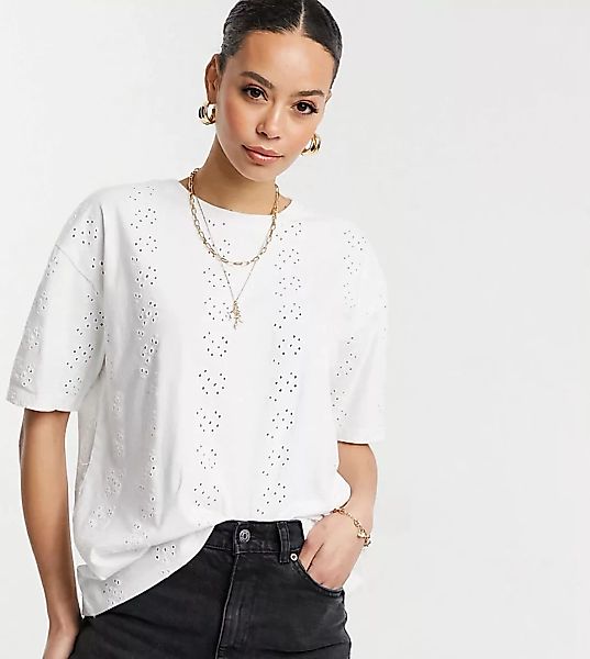 ASOS DESIGN Tall – Oversize T-Shirt mit All-over-Lochstickerei-Weiß günstig online kaufen