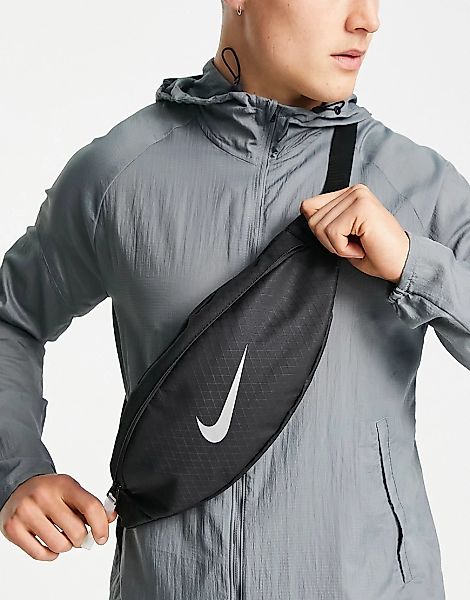 Nike – Heritage – Gürteltasche in Schwarz mit Metallic-Logo günstig online kaufen