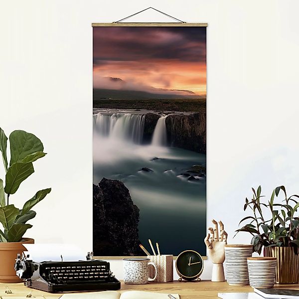 Stoffbild Landschaft mit Posterleisten - Hochformat Goðafoss Wasserfall in günstig online kaufen