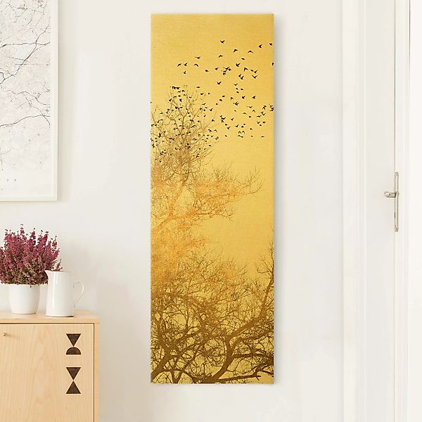 Leinwandbild Vogelschwarm vor goldenem Baum günstig online kaufen