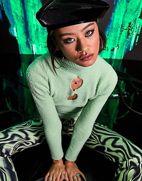 ASOS DESIGN – Flauschiger Pullover in Grün mit Rollkragen und Zierausschnit günstig online kaufen