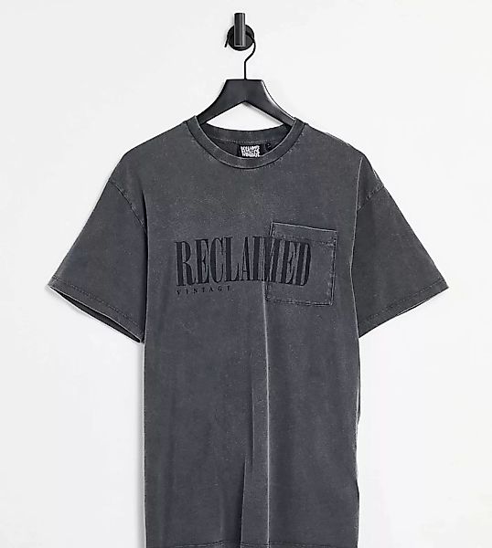 Reclaimed Vintage – Inspired – T-Shirt in Anthrazit mit Tasche und Logo-Gra günstig online kaufen