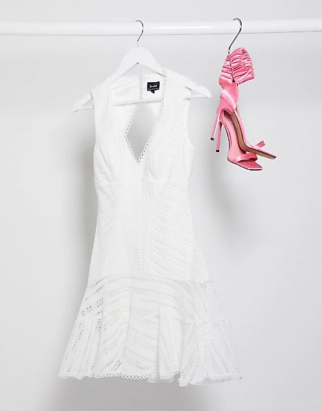 Bardot – Spitzen-Minikleid in Elfenbein mit schwingendem Saum-Weiß günstig online kaufen