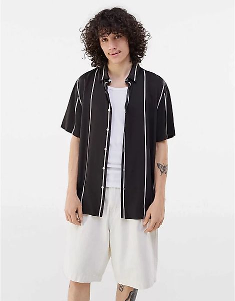 Bershka – Jersey-Hemd mit vertikalen Streifen in Schwarz günstig online kaufen