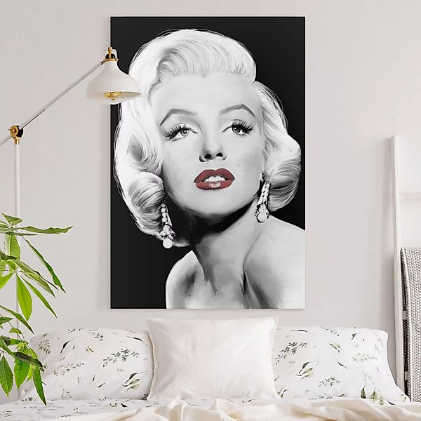 Leinwandbild Schwarz-Weiß - Hochformat Marilyn mit Ohrschmuck günstig online kaufen