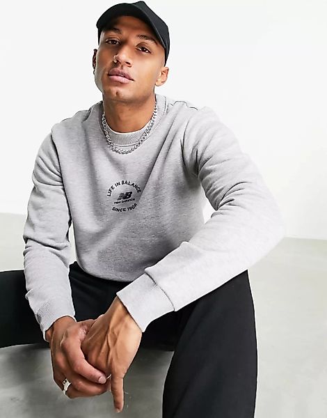 New Balance – Sweatshirt in Grau mit „Life in Balance“-Print günstig online kaufen