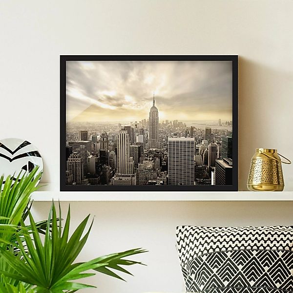 Bild mit Rahmen Architektur & Skyline - Querformat Manhattan Dawn günstig online kaufen