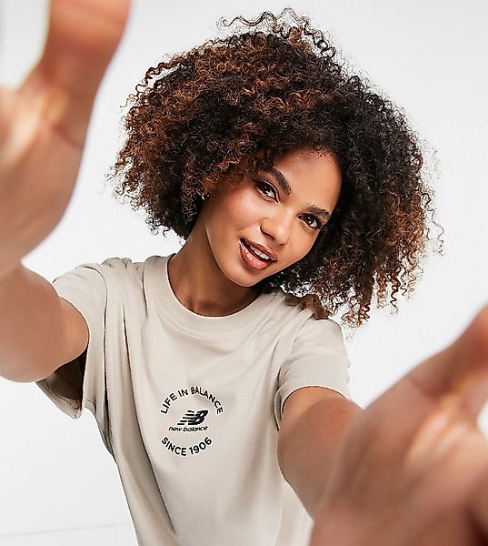 New Balance – T-Shirt in Hellbeige mit „Life in Balance“-Print-Neutral günstig online kaufen