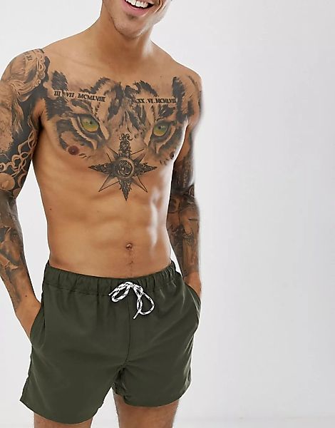 ASOS DESIGN – Kurze Badeshorts in Khaki mit schwarzweißer Kordel-Grün günstig online kaufen