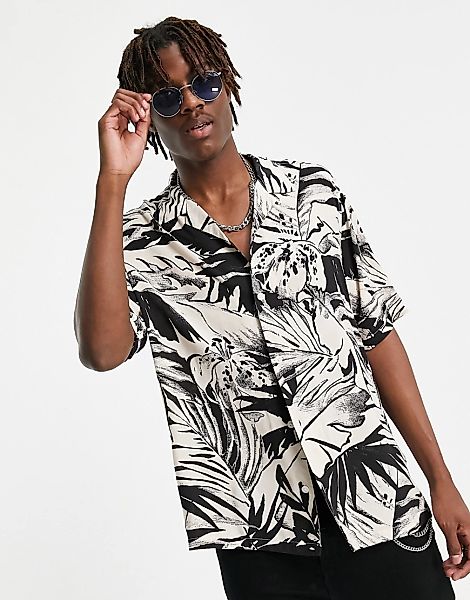 AllSaints – Lanai – Kurzärmliges Hemd mit Palmenmuster in Schwarz/Weiß günstig online kaufen