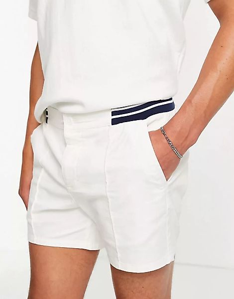 ASOS DESIGN – Schmale Shorts mit Biesen und Kontrastbund-Weiß günstig online kaufen