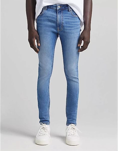 Bershka – Besonders enge Jeans in Mittelblau günstig online kaufen