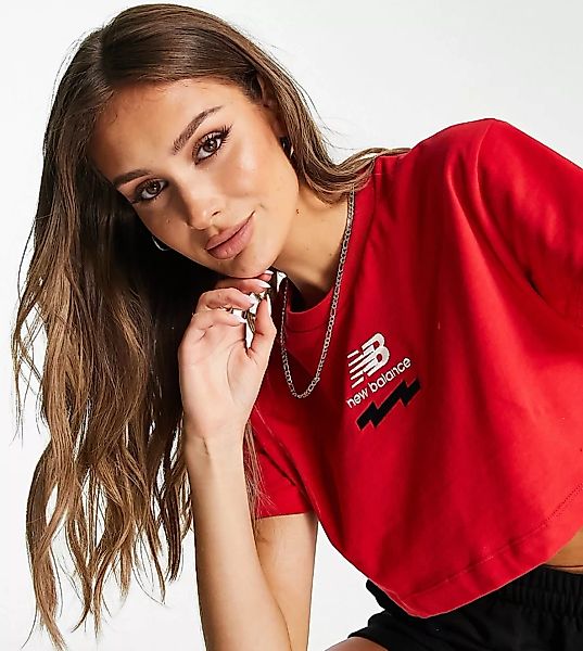 New Balance – T-Shirt in Rot mit kurzem Schnitt und Zierband, exklusiv bei günstig online kaufen