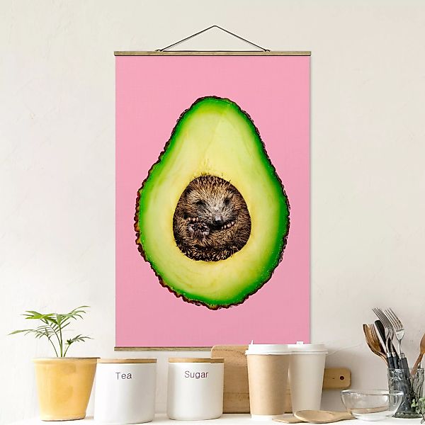 Stoffbild Tiere mit Posterleisten - Hochformat Avocado mit Igel günstig online kaufen