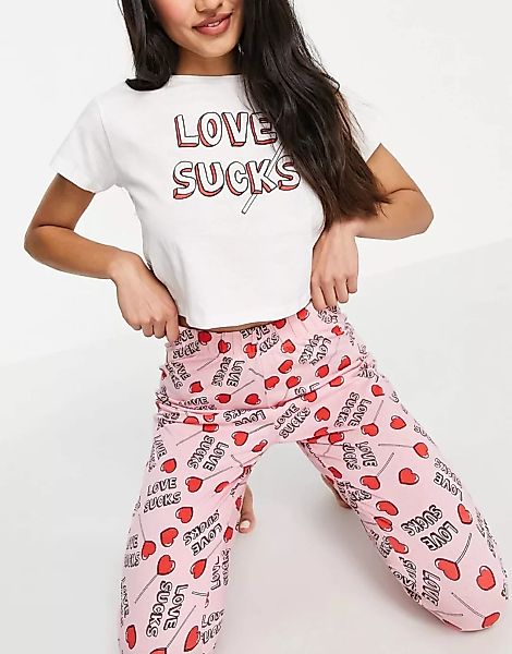 Brave Soul – Langer Pyjama in Weiß und Bonbonrosa mit „Love sucks"-Print günstig online kaufen