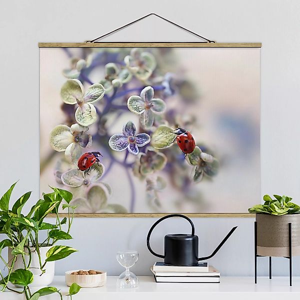 Stoffbild Blumen mit Posterleisten - Querformat Marienkäfer im Garten günstig online kaufen