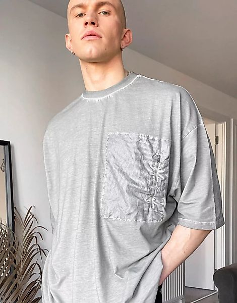 ASOS DESIGN – Oversize-T-Shirt in verwaschenem Grau mit Tasche aus Nylon-Ne günstig online kaufen