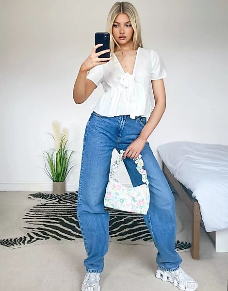 ASOS DESIGN – Kurzärmlige Bluse in Elfenbein zum vorne Binden-Weiß günstig online kaufen